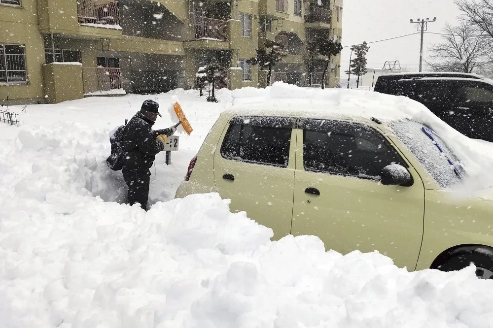 日本暴雪釀17死近百傷　近2萬戶電力中斷
