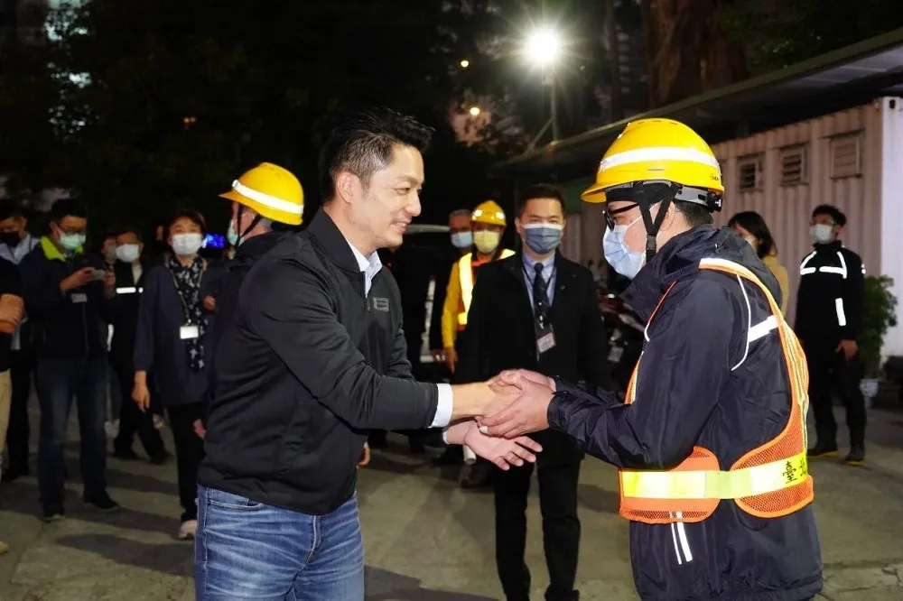 【2023跨年倒數】上任首日走訪北市警局、清潔隊　蔣萬安：幫這城市維持整潔治安有賴他們