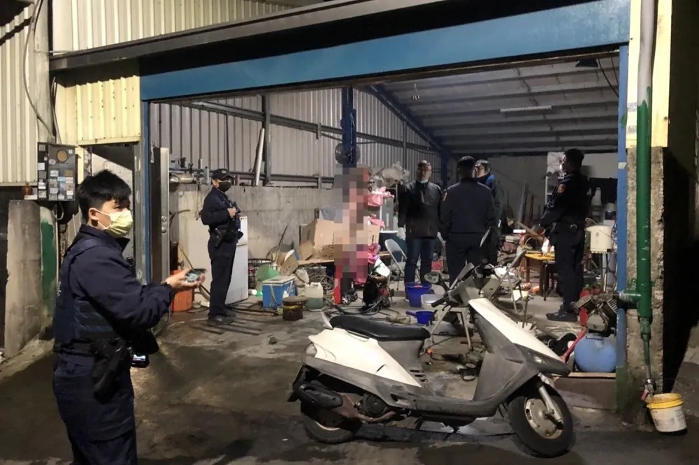 小黑狗遭吊掛剝皮分屍　狠男送辦最重可罰2百萬