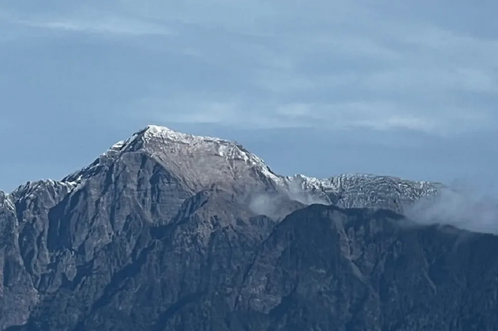 下雪啦！「寒流＋水氣」持續發威到下周　遠眺雪山已降下靄靄白雪
