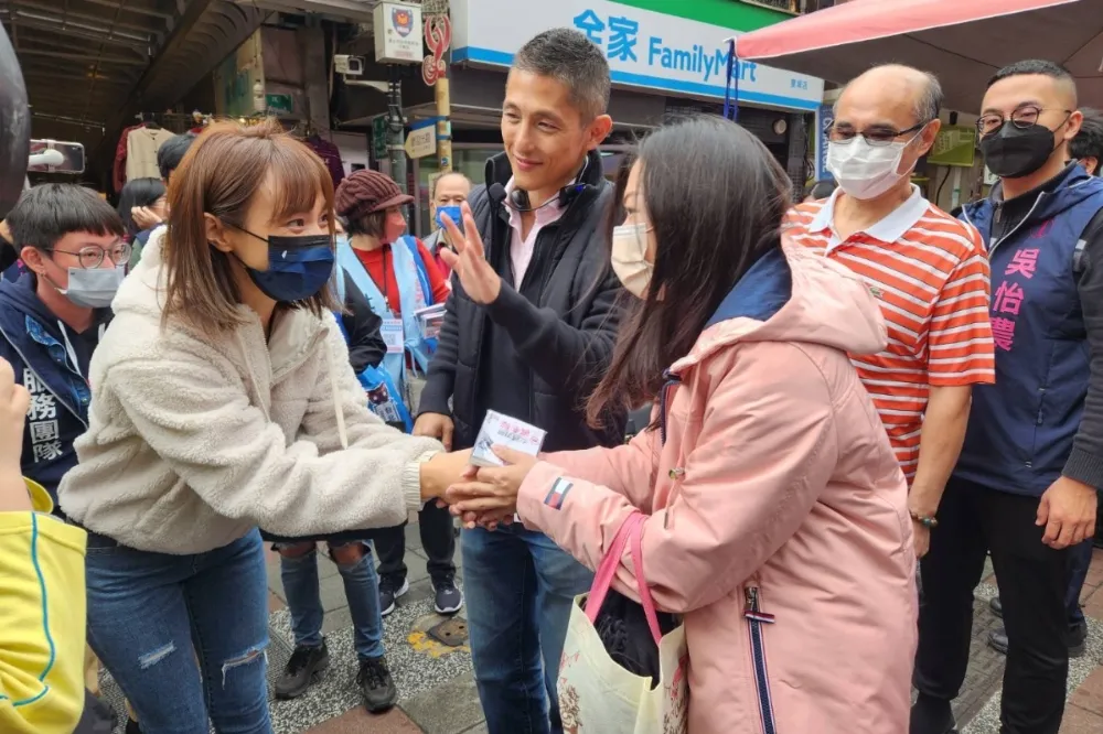 吳怡農打出嫩妻牌　今赴晴光市場拜票妻子顏采薇全程陪同