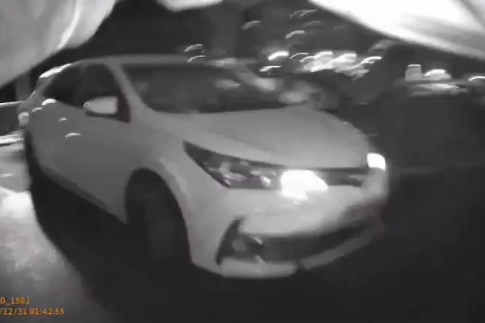 【下車片】嫌犯開車壓爆鋁箔包「碰！」一聲　警方連開11槍還擊