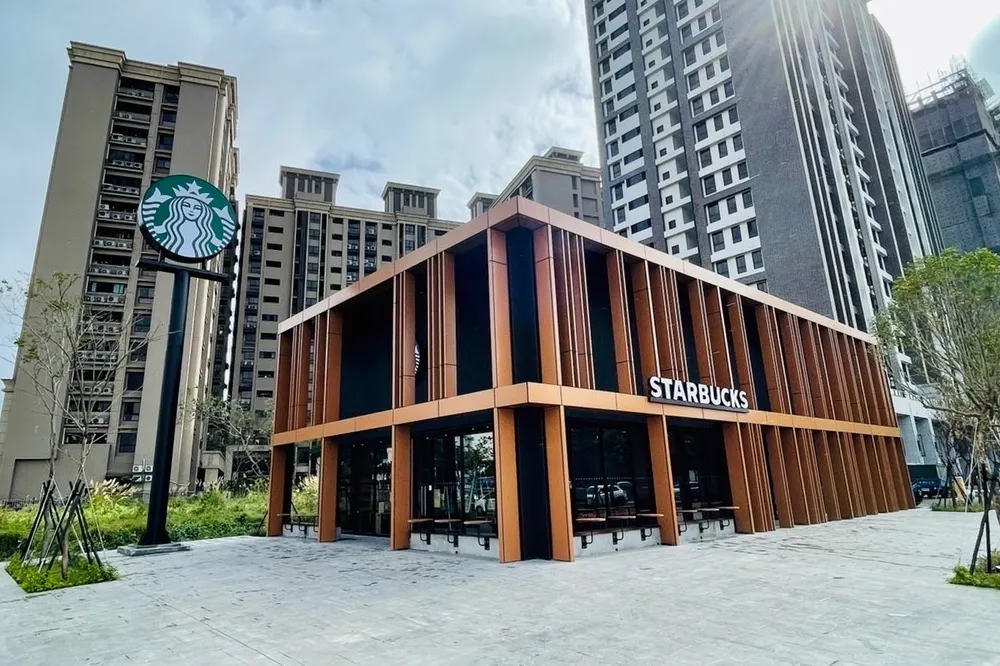 星巴克第二杯半價！「八德興豐門市」坐落於桃園盛大開幕　穿戴金色享優惠