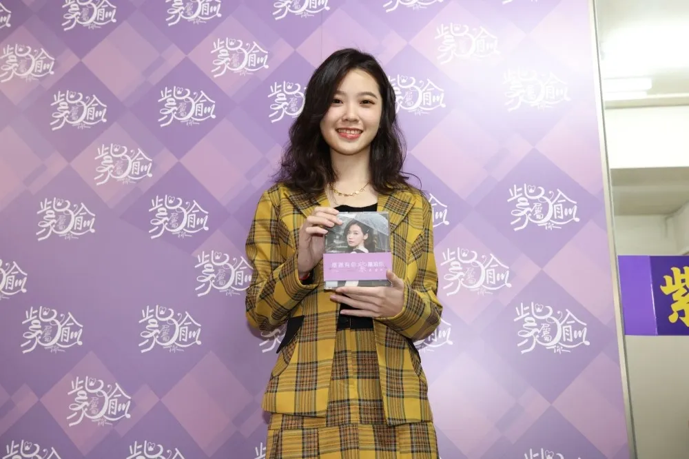 「最美里長」陳紫渝寫真年曆超夯　千人漏夜排隊搶看本尊