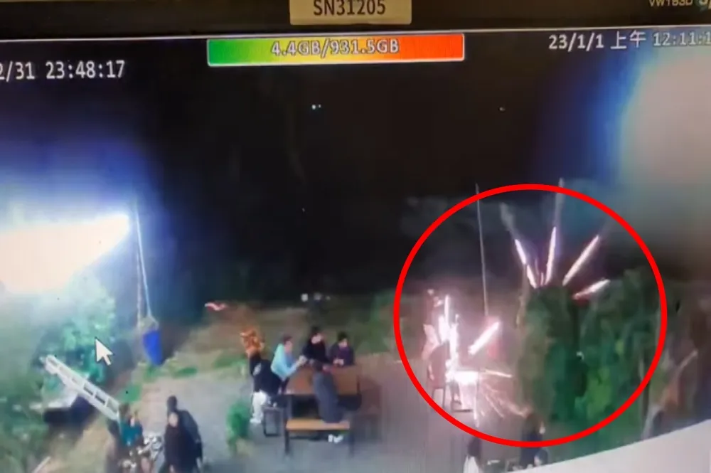 【炸肉片】小琉球遊客跨年放煙火炸到人　恐怖瞬間曝光