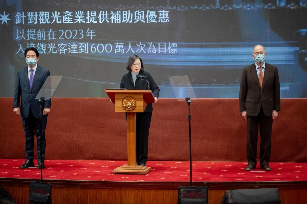 社評：超徵不是超收　政府本不該普發現金