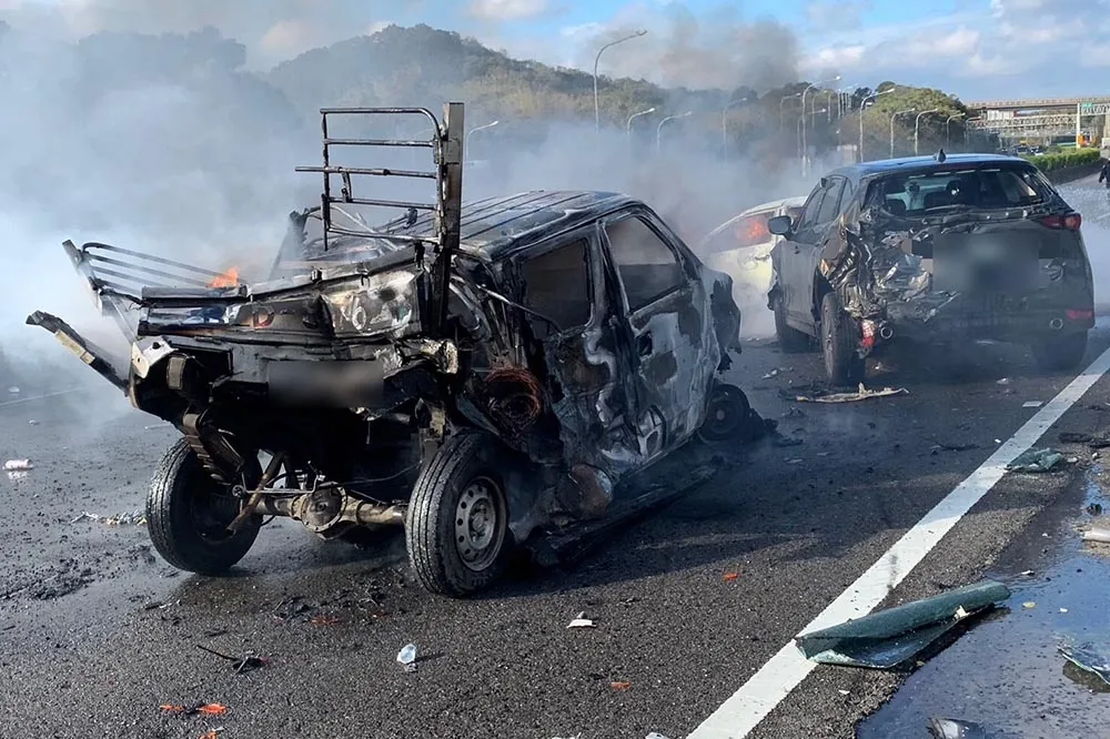 【可怕片】國道3號連環追撞畫面曝光　3車遭撞5秒馬上起火燃燒