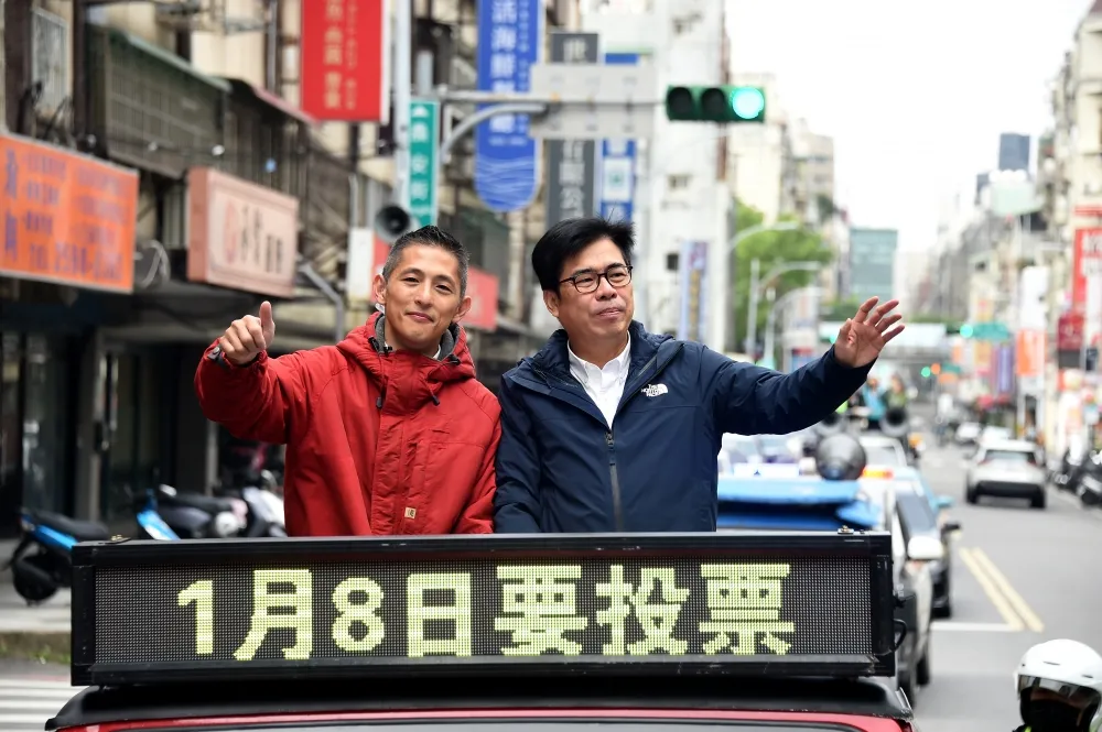 立委補選倒數！陪吳怡農車掃拜票　陳其邁：對選情很有信心