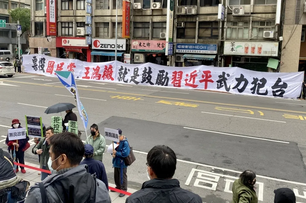 王鴻薇批吳怡農逃避辯論　政見會場外獨派喊：票投她是「鼓勵習近平武力犯台」