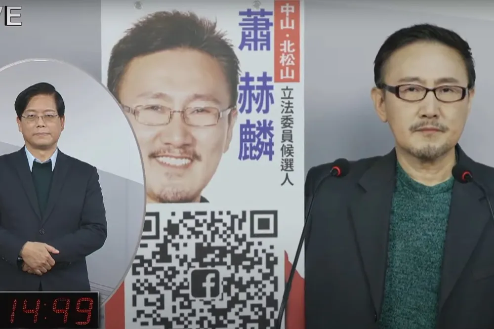 政見會他最紅！候選人柯賜海上身舉牌站滿15分鐘　網友從崩潰到大喊「有神快拜」
