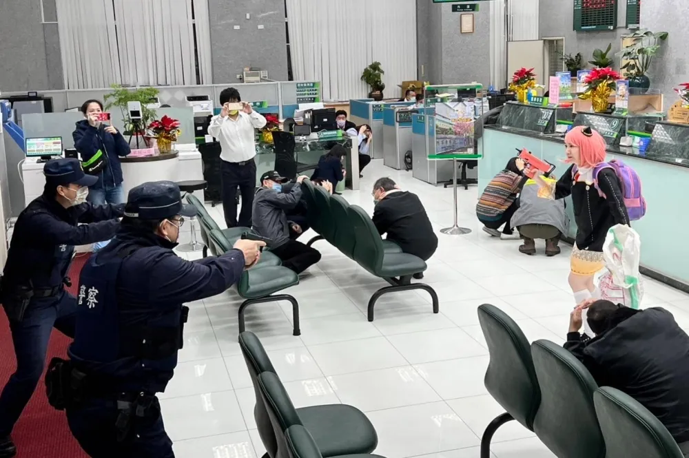 【哇庫片】警察Cosplay《間諜家家酒》拍安妮亞搶銀行　紅到日本狂吸400萬人看
