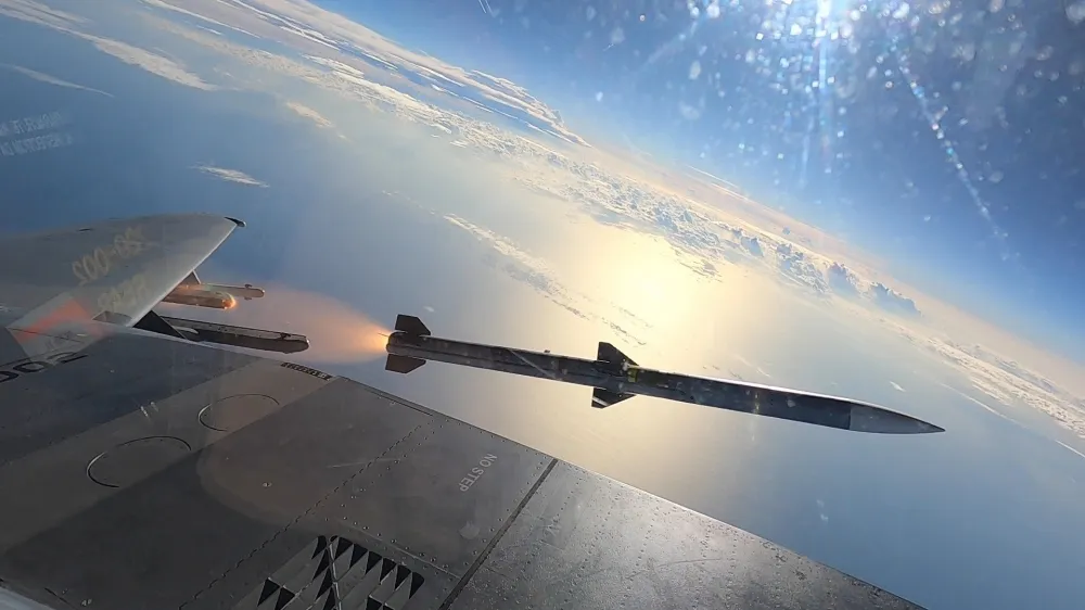 美空軍F-15EX秀肌肉　試射AIM-120、AIM-9X空對空飛彈