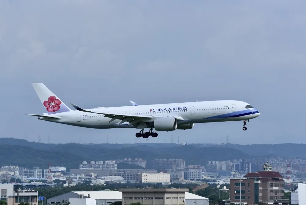 航空業年終比一比　華航比照長榮發3個月、星宇1個月