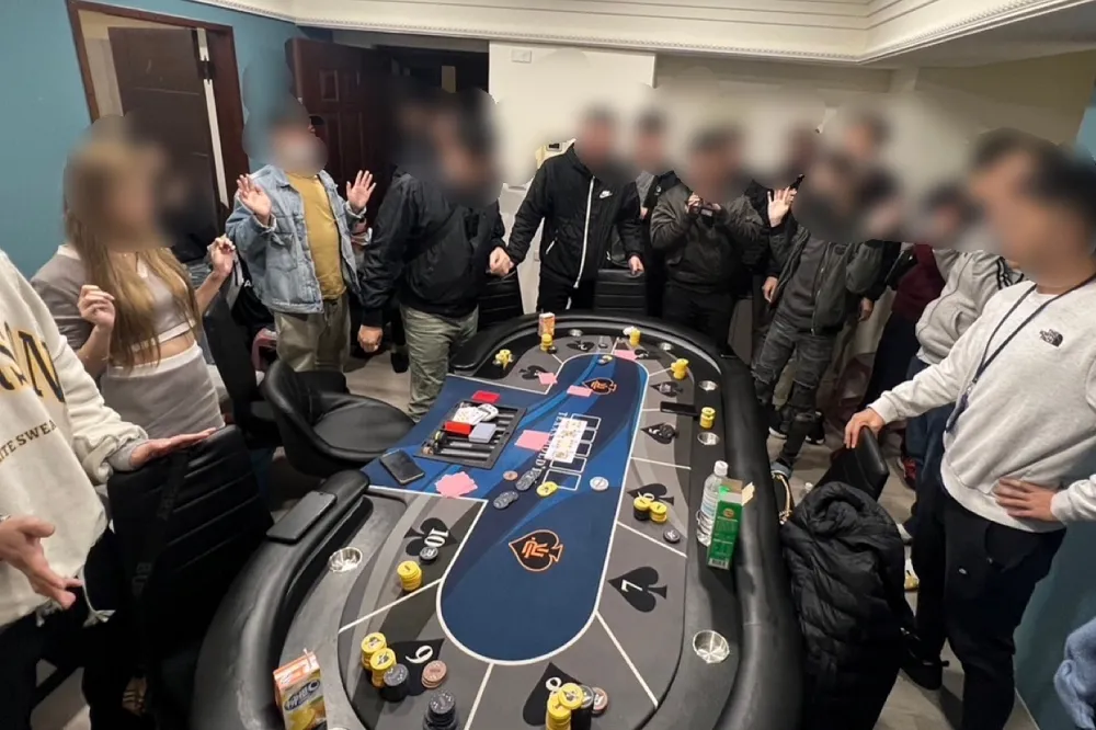 「性感金馬荷官」吸賭客慕名光顧　逾百萬賭金遭警查扣