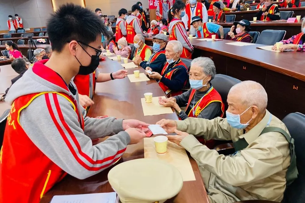 百歲人瑞重返校園　備束脩六禮拜師明德中學