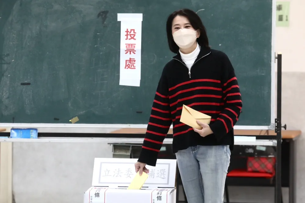 糗了！王鴻薇投票忘帶身分證　解釋「老公說拿健保卡也可以」