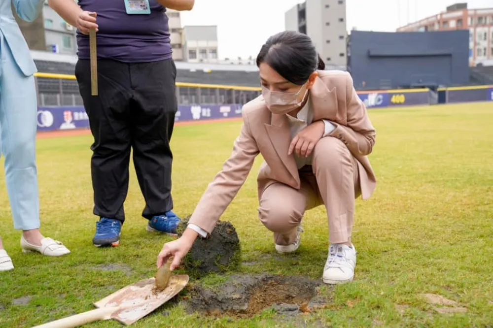 高虹安是挖到大秘寶，或看見黑影就開槍？