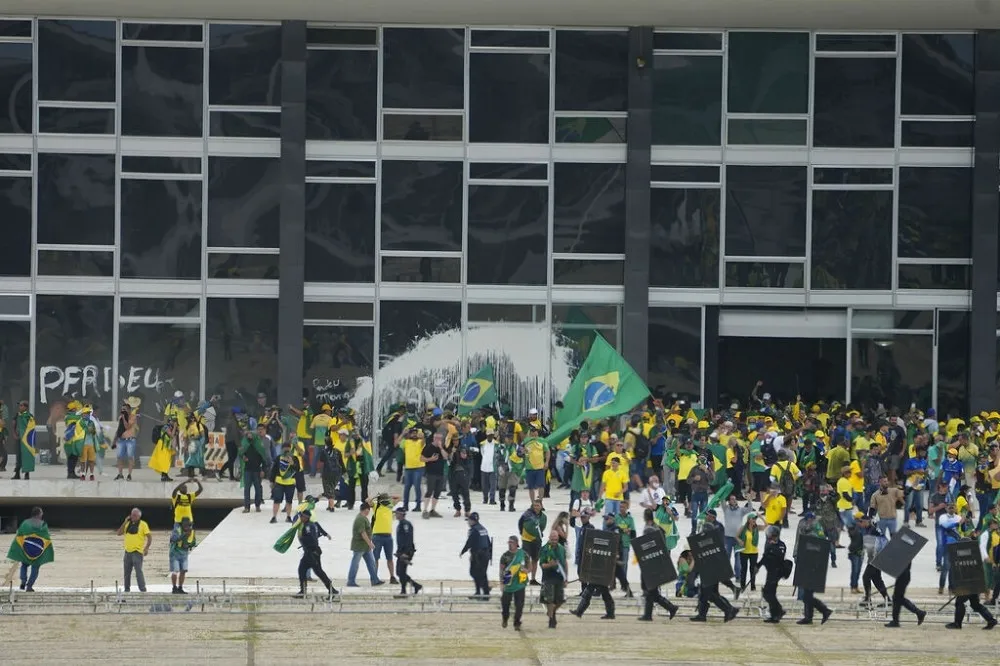 【有片】巴西前總統支持者闖入國會搞破壞　至少400人被捕
