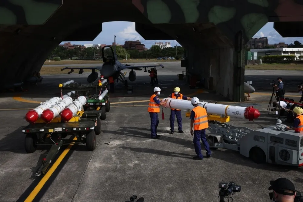 總價逾451億！空軍向美採購F-16V戰機掛載3款飛彈　國防部公告今年起交運一次到位