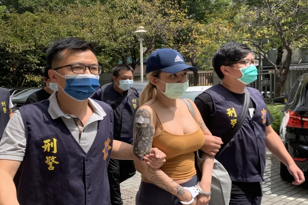 爆乳通緝犯！E級網紅運毒判緩刑卻拖延服勞務　被列「黑名單」恐逃加拿大