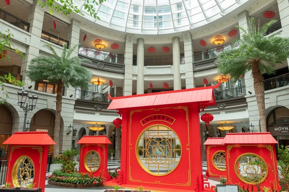 BELLAVITA 新春造景登場！中式喜慶門、好運籤筒應景賀新年　滿額送限定紅包袋