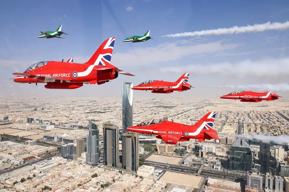 【有片】英國皇家空軍「紅箭」小組中東巡禮　金字塔前大顯身手