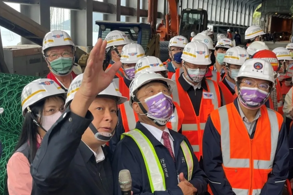 蘇貞昌、傅崐萁視察蘇花公路坍方　公路總局宣布今下午5點起分3時段通車