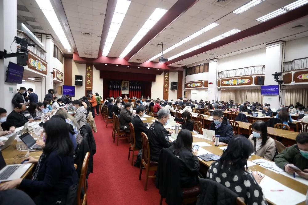 普發現金卡關！朝野無共識　要領6000元最快恐得等到4月
