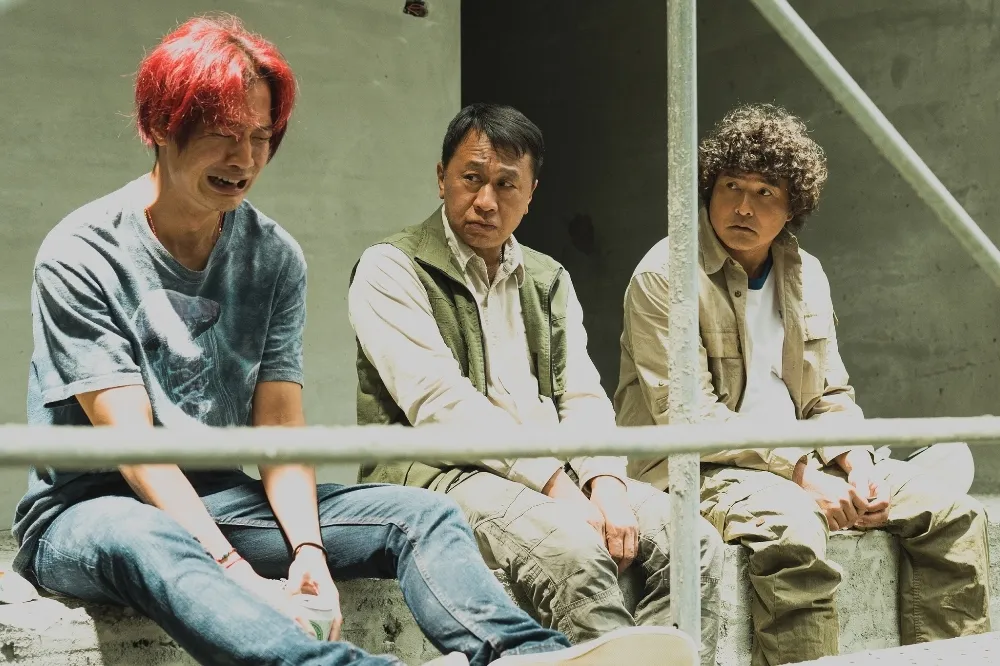 《做工的人》電影版李銘順頂「泡麵頭」一秒入戲　薛仕凌「宮廟style」紅髮瞎趴