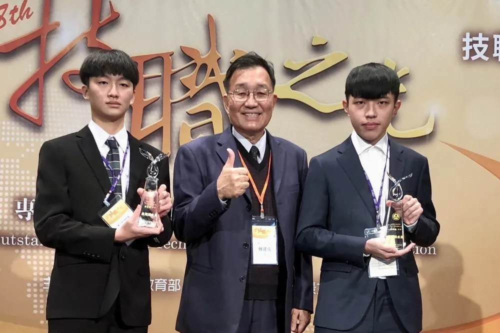 技職之光！青年高中楊尚勳、許宸愷獲教育部「證照達人」榮耀