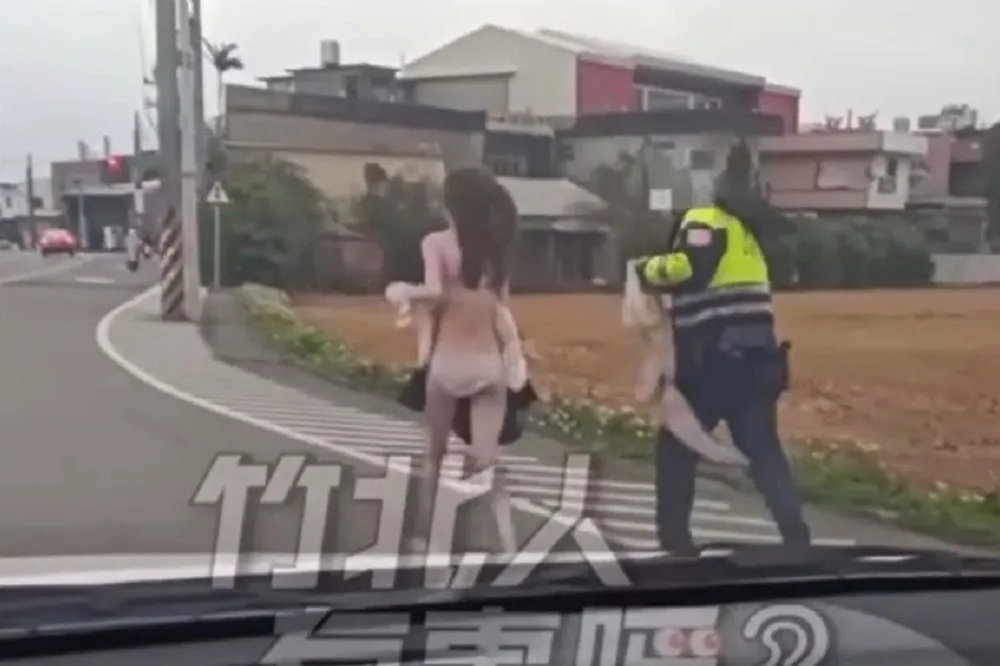 【好冷片】妙齡女只穿內褲「上空」頂寒流裸奔　警察後方緊追要幫穿外套