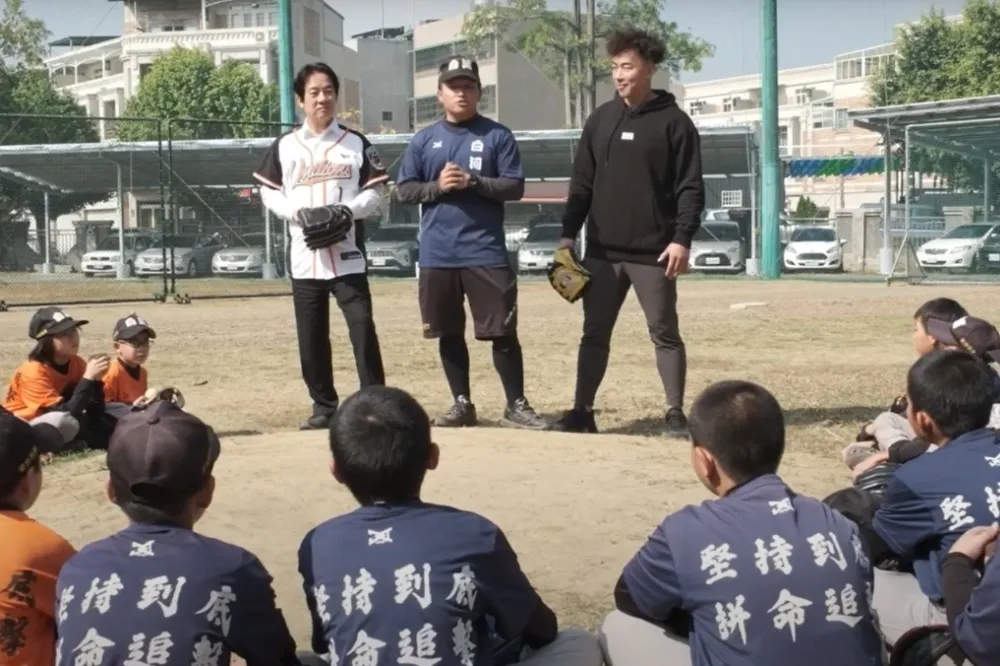 【好棒片】賴清德與旅美棒球選手郭泓志探班　白河國小棒球小將嗨翻