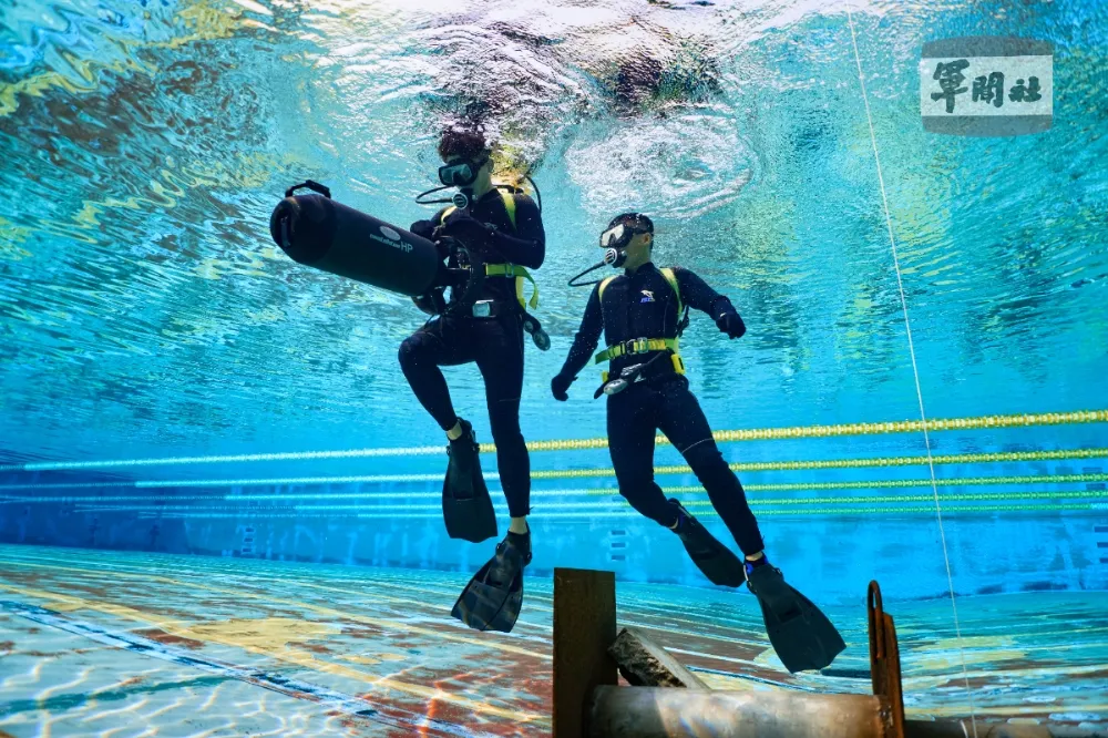 【蛟龍片】怒海潛將水中探險　海軍水下訓練畫面曝光