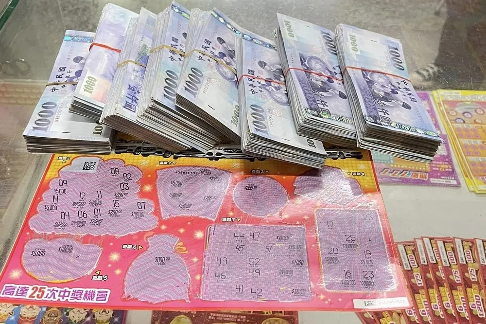 好手氣！台東彩券行6天兩度刮出100萬刮刮樂　老闆豪氣搬現金直接給