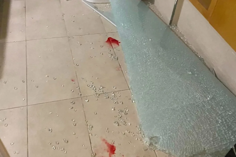 恐怖！宜蘭泡湯玻璃門突爆裂「滿地鮮血」　類似意外半年來已第2次