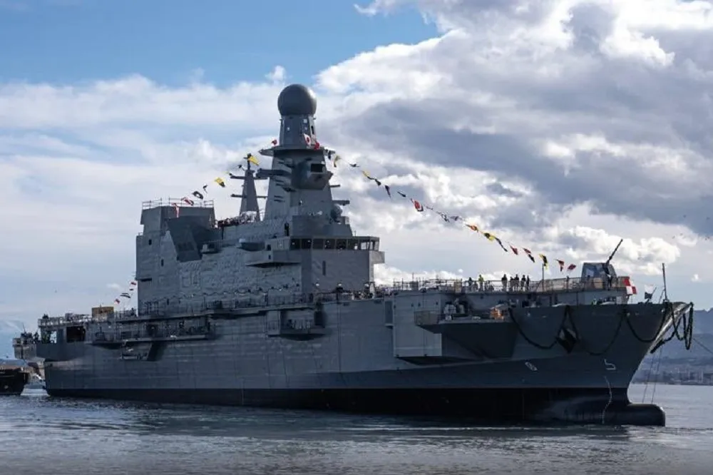 【有片】Fincantieri 造船集團全球獨創　卡達防空船塢登陸艦下水