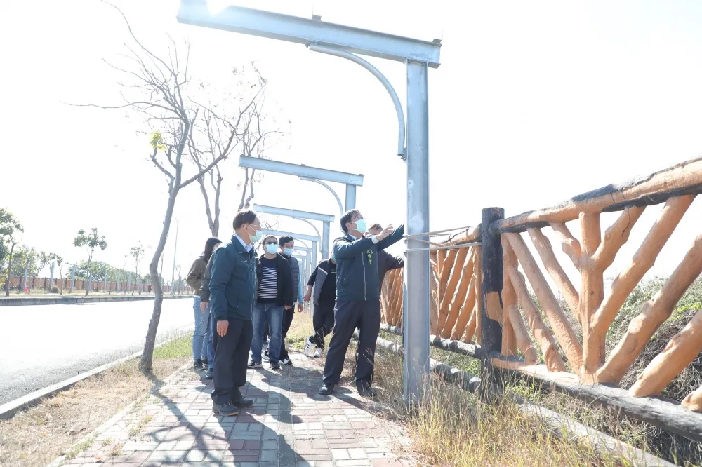 南市人行道上太陽能板鋼柱倒塌，黃偉哲責令限期改善否則送辦