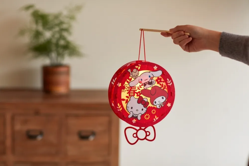 Hello Kitty 粉絲必收燈籠！HOLA 限量「三麗鷗蝴蝶結鏤空光影燈籠」不限消費金額加價購