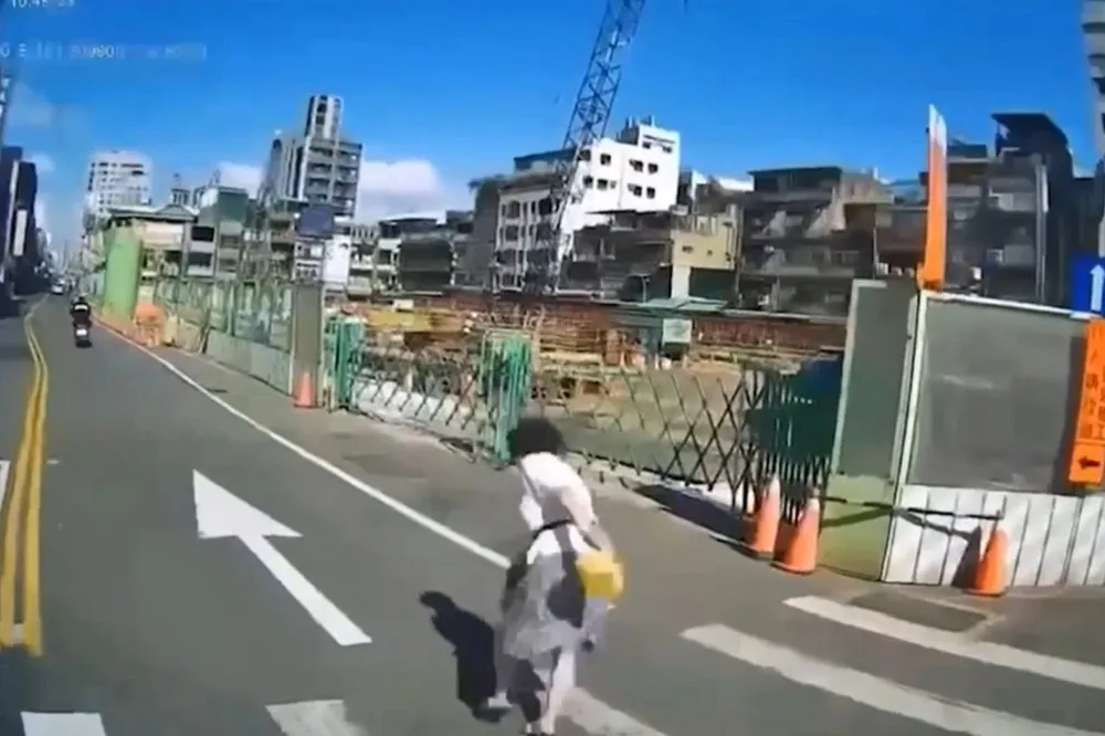 【驚嚇片】行人地獄！台婦過馬路險遭卡車撞引日網熱議　警方要開罰