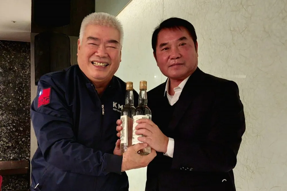 上演大和解？新春團拜同框再「加碼」　朱立倫託人送高粱酒給鍾東錦
