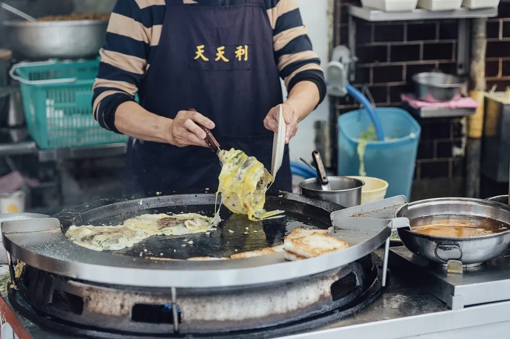 【日本人帶路】花枝羹尬炒米粉、滷肉飯加煎蛋　探訪台北在地美食與人情味