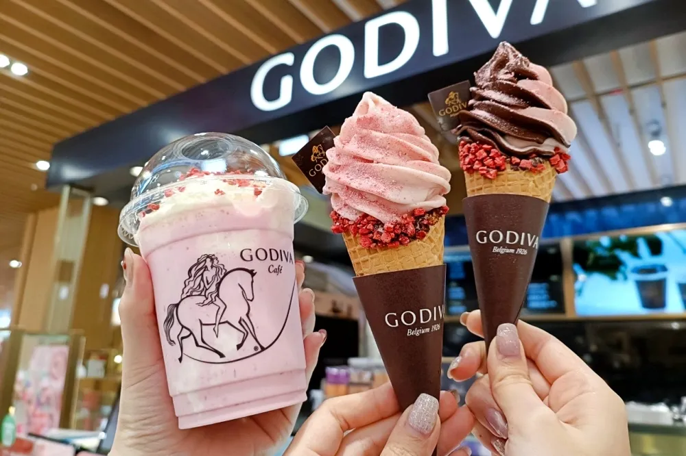 【有片】GODIVA 草莓巧克力霜淇淋、草莓奶昔限量販售　全家草莓霜淇淋完售改吃這款