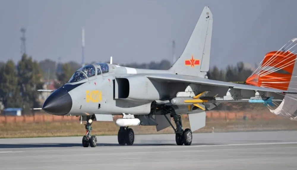 解放軍機擾台！殲轟-7戰機又來　闖海峽中線出沒北台空域