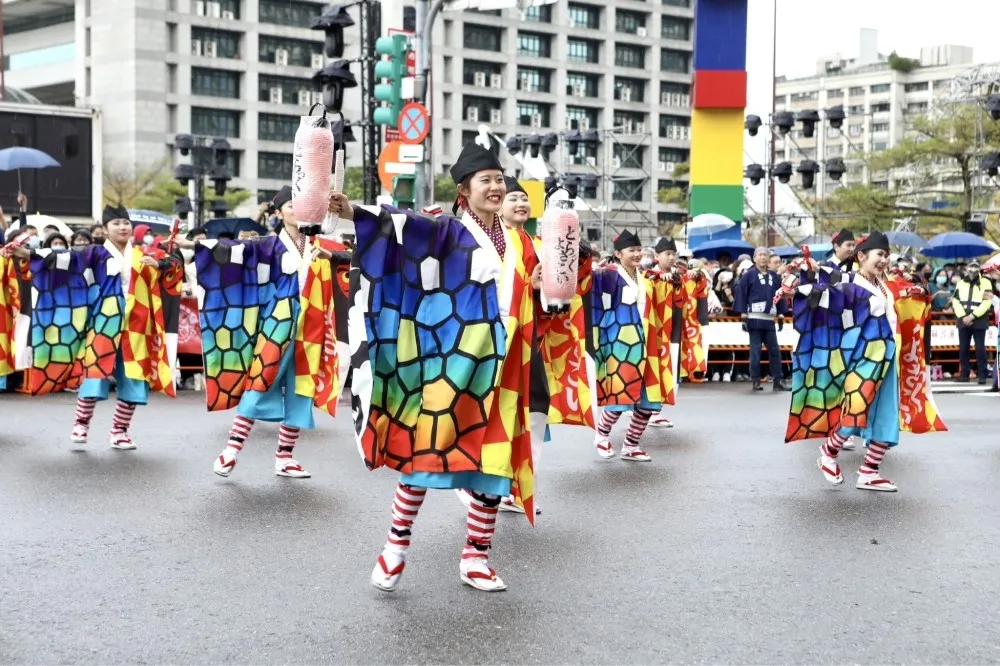 【圖輯】台灣燈會踩街遊行登場　19組表演團體嗨翻全場
