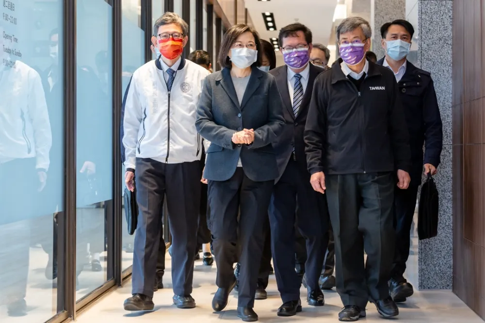 【新閣上路】陳建仁起手式和六都市長「搏暖」　與前任蘇貞昌成反差民調谷底翻紅