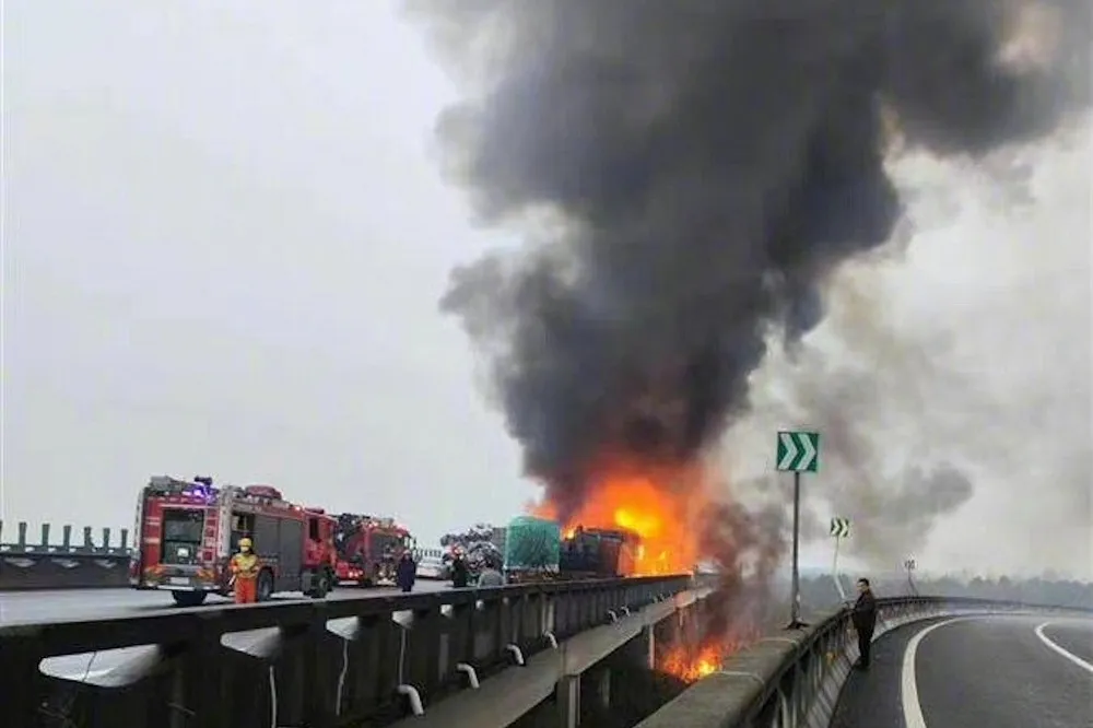中國湖南高速公路49輛車連環追撞　造成16死66傷