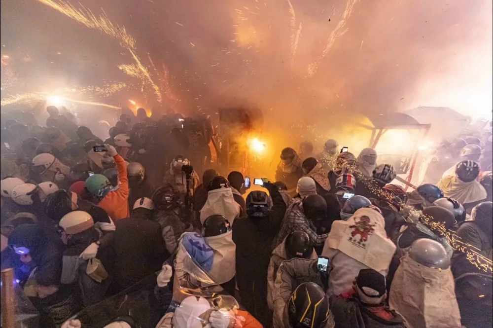 台南鹽水蜂炮開轟70人遭炸傷　炮城未申請施放開罰