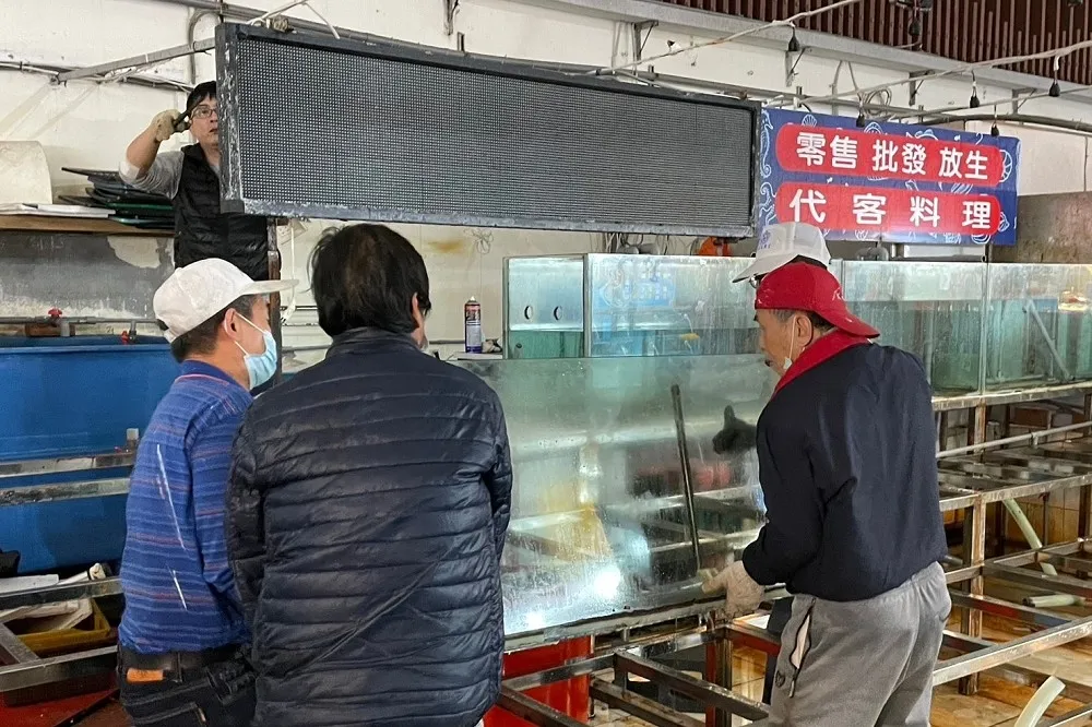 花7000元買到臭酸帝王蟹　八斗子攤商「非初犯」遭基市府解約