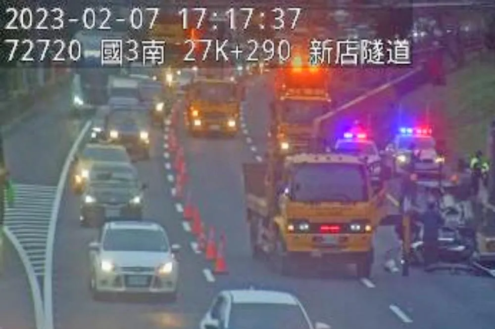 【快訊】國道三號南下新店路段翻車意外　死傷不明、車流回堵5公里
