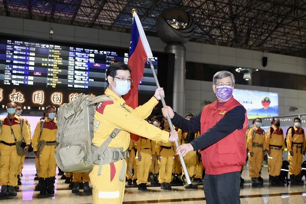台灣第二批搜救隊啟程赴土耳其　陳建仁授旗勉勵「展現Taiwan can help」精神